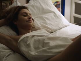 Ханна Уэр секси – Первые s01e04 (2018) #5