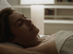 Ханна Уэр секси – Первые s01e04 (2018) #6