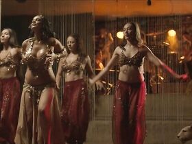 Летисия Бредисе голая – Музей (2018) #4