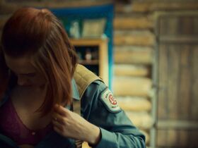 Кэтерин Баррелл секси – Вайнона Эрп s03e10 (2018) #3