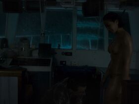 Джет Трантер голая – Прибрежная зона s01e01 (2018) #6