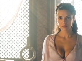 Ванесса Гид секси – Приключения Аладдина (2018) #12