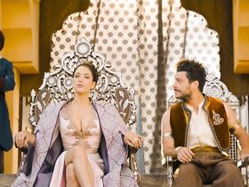 Ванесса Гид секси – Приключения Аладдина (2018) #3