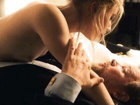 Элиза Шлотт голая – Сафари (2018)