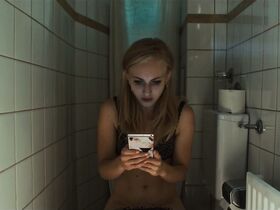 Элиза Шлотт голая – Сафари (2018) #8