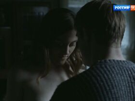 Полина Ауг секси – Мира (2018)