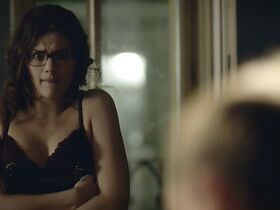 Кристина Убелс секси – Один s01e04 (2018)