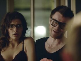 Кристина Убелс секси – Один s01e04 (2018) #3