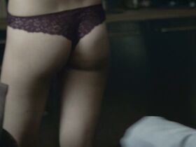 Кристина Убелс секси – Один s01e04 (2018) #5