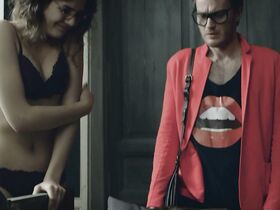 Кристина Убелс секси – Один s01e04 (2018) #7