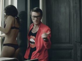 Кристина Убелс секси – Один s01e04 (2018) #9