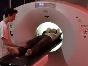 Наташа Линдинжер голая – Сэм s03e01-07 (2019) #10