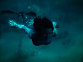 Элин Пауэлл секси – Сирена s02e01 (2019)