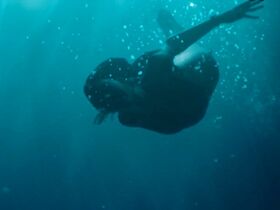 Элин Пауэлл секси – Сирена s02e01 (2019) #4