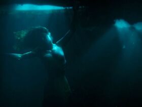 Элин Пауэлл секси – Сирена s02e01 (2019) #5