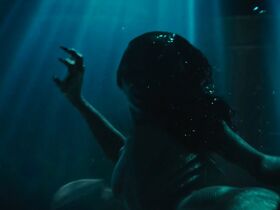 Элин Пауэлл секси – Сирена s02e01 (2019) #6