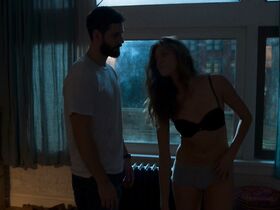 Перри Мэттфелд секси – Навстречу тьме s01e03 (2019) #5