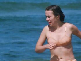 Лаура Кьер секси – Приморский отель s06e01 (2019)