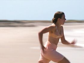 Лаура Кьер секси – Приморский отель s06e01 (2019) #2