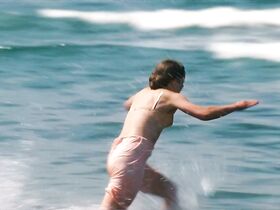 Лаура Кьер секси – Приморский отель s06e01 (2019) #3