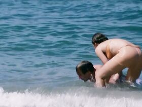 Лаура Кьер секси – Приморский отель s06e01 (2019) #4