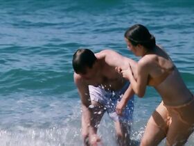 Лаура Кьер секси – Приморский отель s06e01 (2019) #5