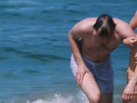 Лаура Кьер секси – Приморский отель s06e01 (2019) #6