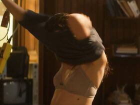 Маргарет Куолли секси – Ио (2019) #3