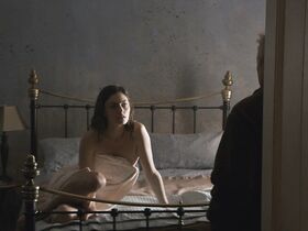 Фиби Тонкин голая – Цветение s01e02-04 (2019) #3