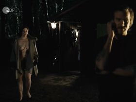 Анна Вайнкнехт голая – Комиссар Хеллер s01e09 (2019) #4