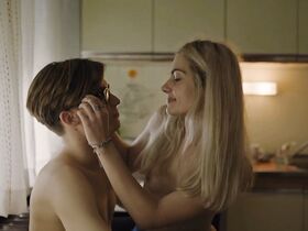 Тара Таллер голая – Успех s01e04 (2019) #7