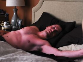 Коби Смолдерс секси – Друзья с колледжа s02e05 (2019) #6