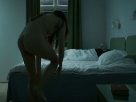 Луиз Петерхофф голая – Что спрятано в снегу s01e02 (2018) #5