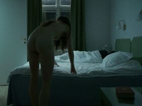 Луиз Петерхофф голая – Что спрятано в снегу s01e02 (2018) #6