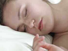 Ракель Бьёрк Бьёднсдоуттир голая – Воробьи (2015) #4