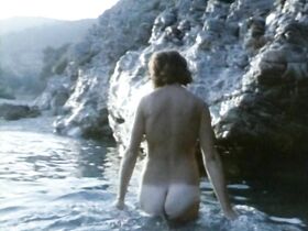 Бенте Борсум голая – Дом на скалах (1974) #7