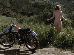 Шэрон Келли голая – Вторжение девушек-пчел (1973) #3