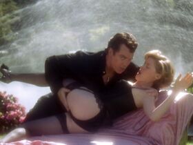 Джули Боуэн секси – Счастливчик Гилмор (1996)