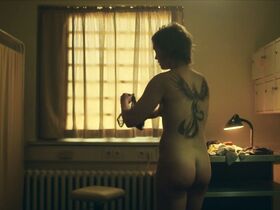 Нина Дёгг Филиппусдоуттир голая – Заключённые s01e02 (2017) #3