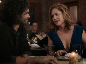 Дженна Фишер секси – Развёденные вместе s01e04 (2018) #4