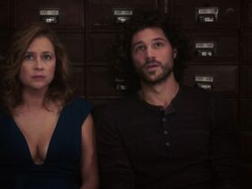 Дженна Фишер секси – Развёденные вместе s01e04 (2018) #6