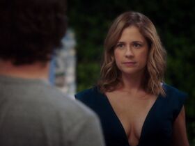 Дженна Фишер секси – Развёденные вместе s01e04 (2018) #7