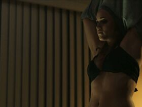 Элис Кремелберг голая – Пляжные подушки (2014) #2