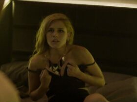 Аликс Вилтон Риган секси – Прыжок (2015)