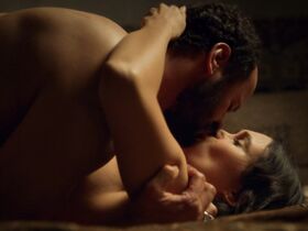 Дина Шихаби голая – Джек Райан s01e02 (2018) #4