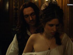 Дафна Патакия голая – Версаль s03e04 (2018) #2