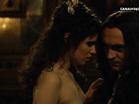 Дафна Патакия голая – Версаль s03e04 (2018) #5