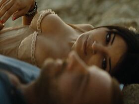 Лейла Бехти секси – Крутой поворот (2011)