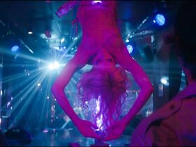 Элль Эванс голая – Скауты против зомби (2015) #1