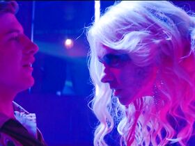 Элль Эванс голая – Скауты против зомби (2015) #5